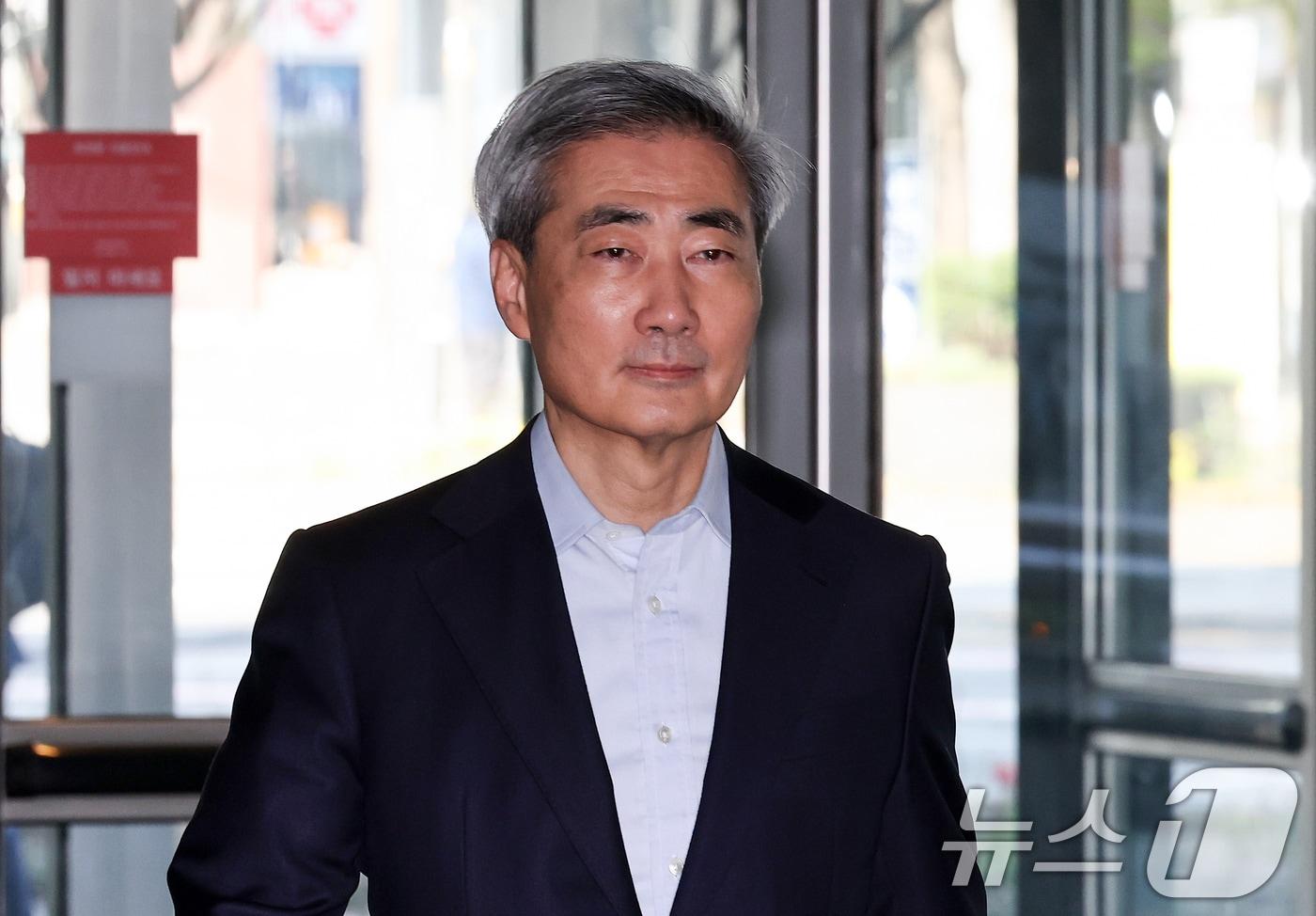 본문 이미지 - 신현송 한국은행 총재 후보자가 13일 오전 서울 중구 한화금융플라자에 마련된 청문회 준비 사무실로 출근하고 있다. 2026.4.13 ⓒ 뉴스1 최지환 기자