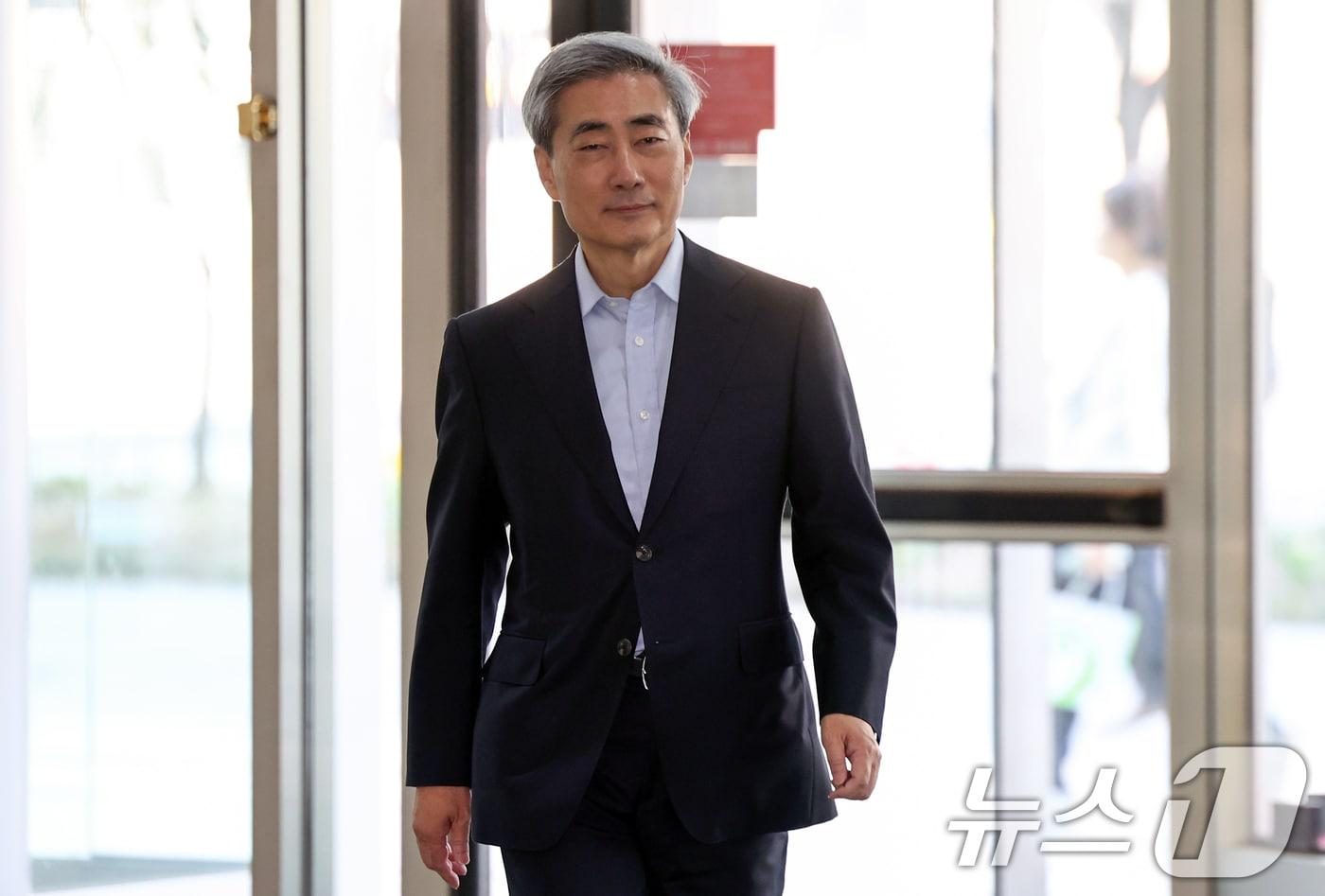 본문 이미지 - 신현송 한국은행 총재 후보자가 13일 오전 서울 중구 한화금융플라자에 마련된 청문회 준비 사무실로 출근하고 있다. 2026.4.13 ⓒ 뉴스1 최지환 기자