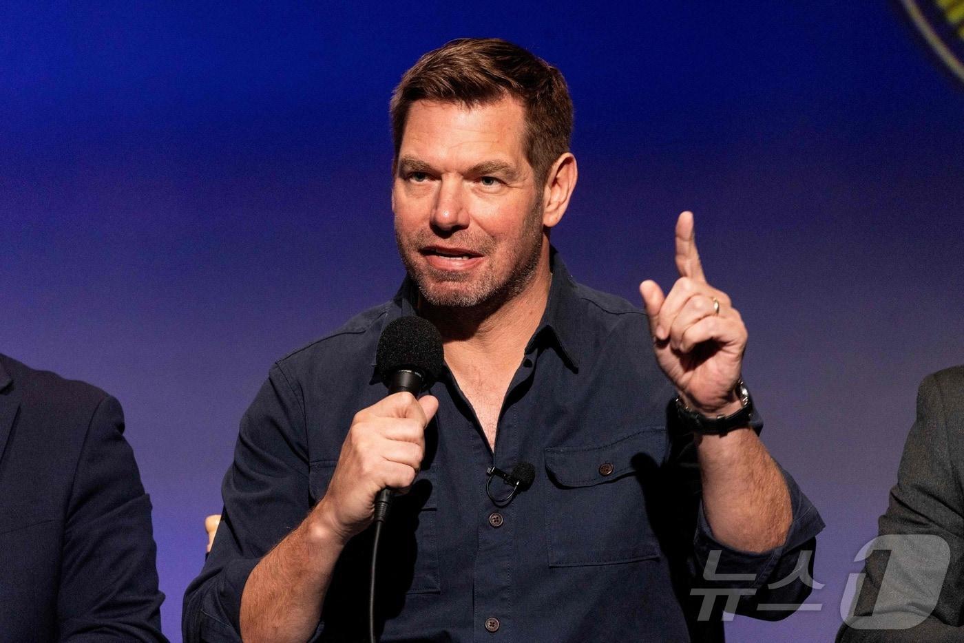 본문 이미지 - 노동자 포럼에 참석해 연설하는 에릭 스월웰 미국 민주당 하원의원. 2026. 01.10.ⓒ AFP=뉴스1