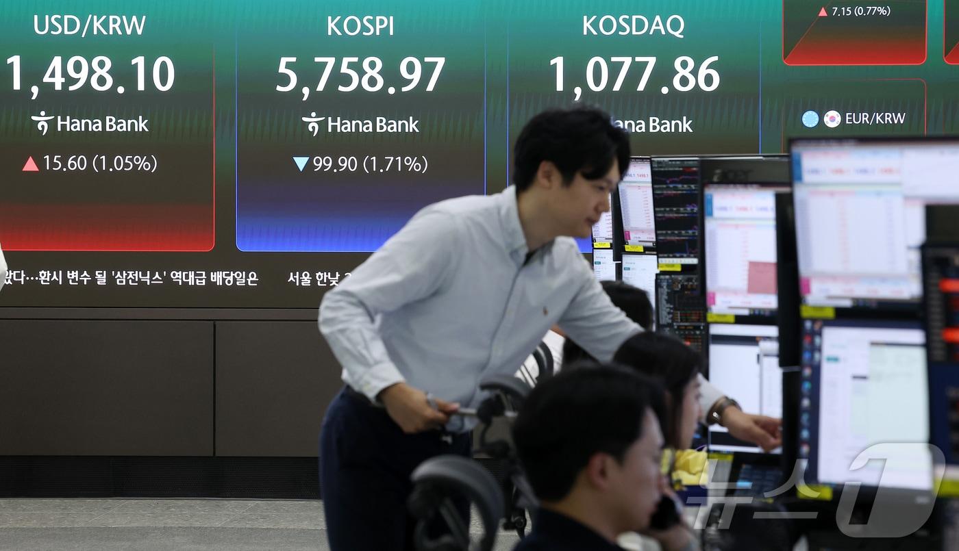 본문 이미지 - 13일 오전 서울 중구 하나은행 본점 딜링룸에 개장 시황이 나오고 있다. 2026.4.13 ⓒ 뉴스1 김성진 기자