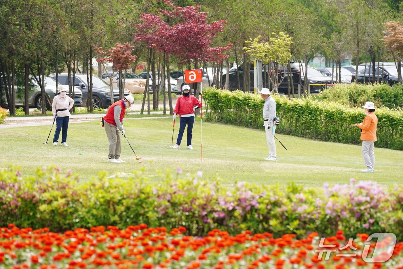 본문 이미지 - 지난해 화천 산천어 파크골프장에서 개최된 2025 전국 부부(가족) 파크골프 대회.(화천군 제공, 재판매 및 DB금지)