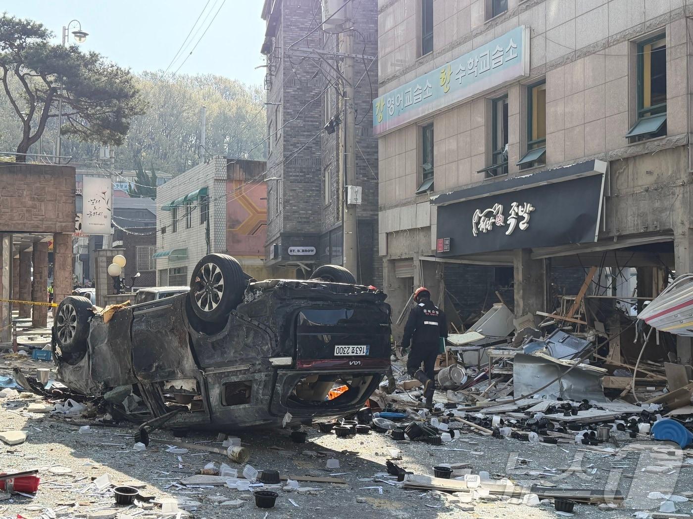 본문 이미지 - 13일 오전 3시 59분쯤 충북 청주시 흥덕구 봉명동의 한 상가 건물에서 가스 누출로 추정되는 폭발 사고가 발생해 주민 16명이 다쳤다. 또 폭발 충격으로 주변 건물 유리창이 파손되고 주차된 차량이 뒤집혔다. ⓒ 뉴스1 장예린 기자