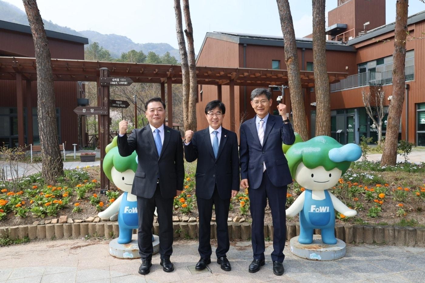 본문 이미지 - 왼쪽부터 이동수 한국산림복지진흥원 본부장, 인태연 소상공인시장진흥공단 이사장, 주요원 국립대전숲체원 원장이 기념사진을 찍고 있다.(소상공인시장진흥공단 제공)