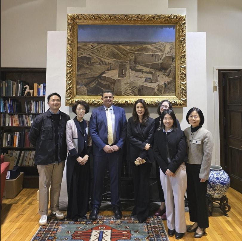 본문 이미지 - 보존처리 업무협의 후 기념촬영하는 크리스토퍼 우즈 펜실베이니아대학 고고인류학박물관 관장(왼쪽 세 번째)과 국립고궁박물관, 문화유산국민신탁 관계자들(국가유산청 제공)