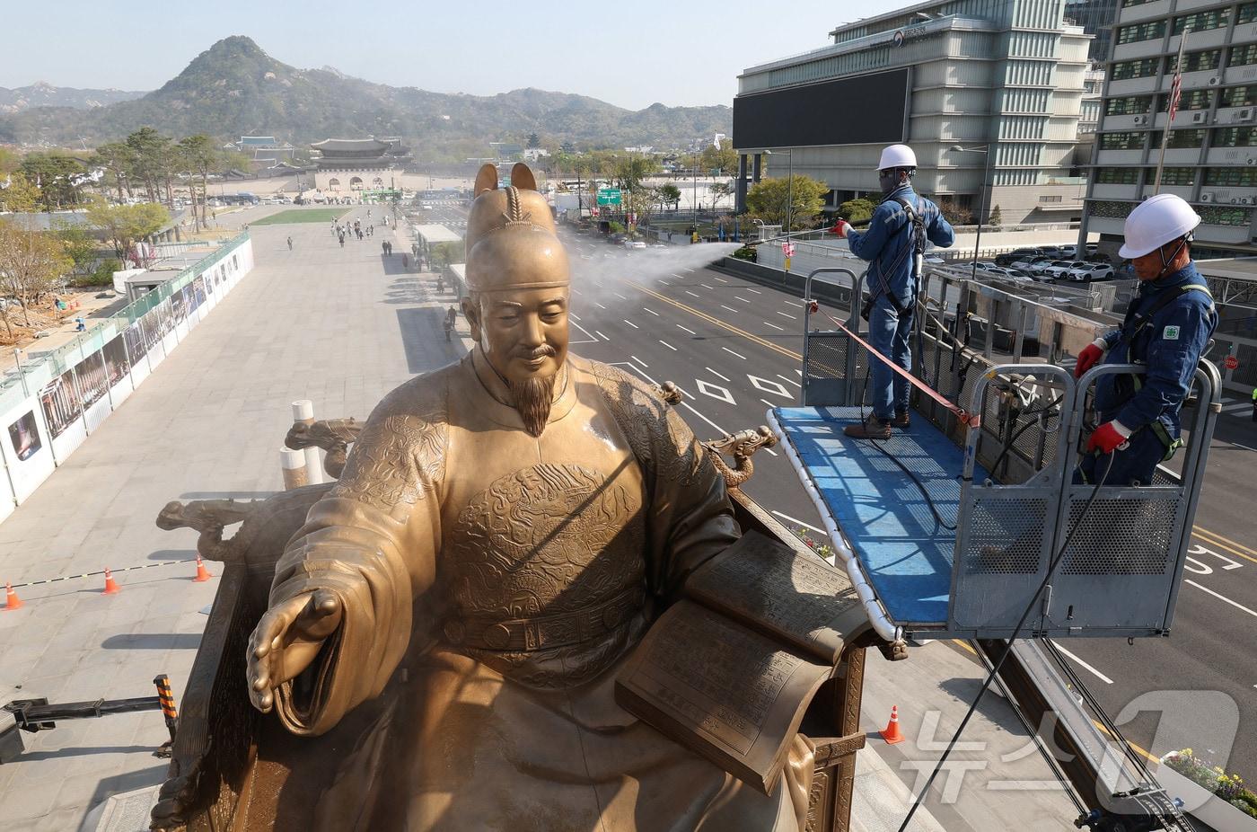 본문 이미지 - 서울시 관계자들이 13일 오전 서울 종로구 세종로 광화문광장에서 세종대왕 동상을 세척하고 있다. (공동취재) 2026.4.13 ⓒ 뉴스1 김민지 기자