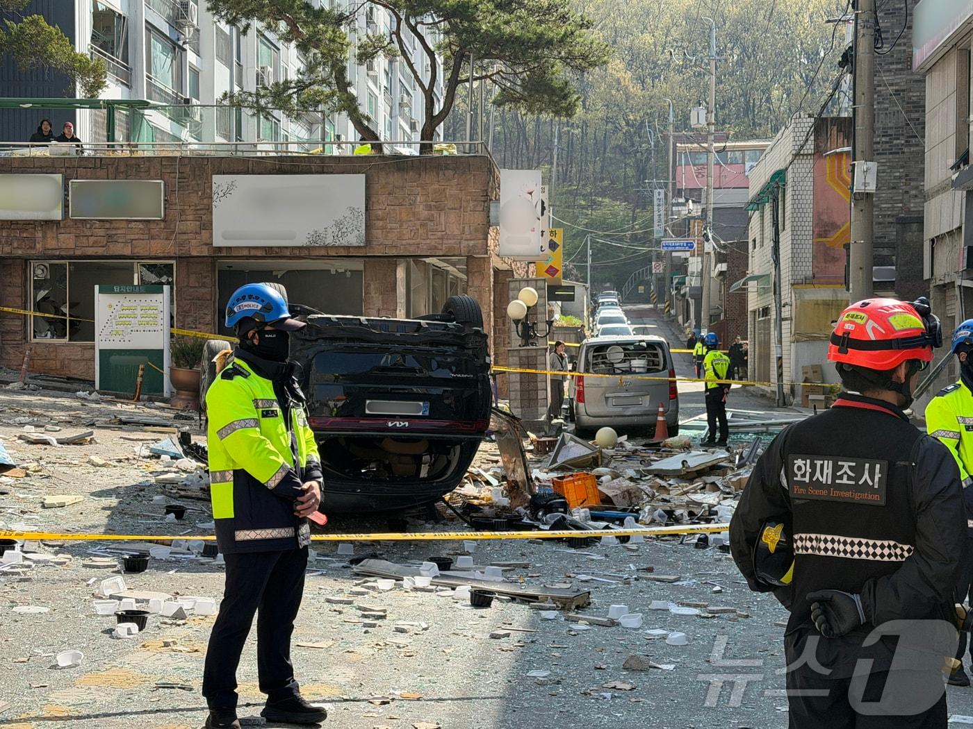 본문 이미지 - 13일 오전 3시 59분쯤 충북 청주시 흥덕구 봉명동의 한 상가 건물에서 가스 누출로 추정되는 폭발 사고가 발생하면서 주민 12명이 다치고 폭발 충격으로 주변 건물 유리창이 파손되고 주차된 차량이 뒤집혔다. 2026.4.13 ⓒ 뉴스1 장예린 기자