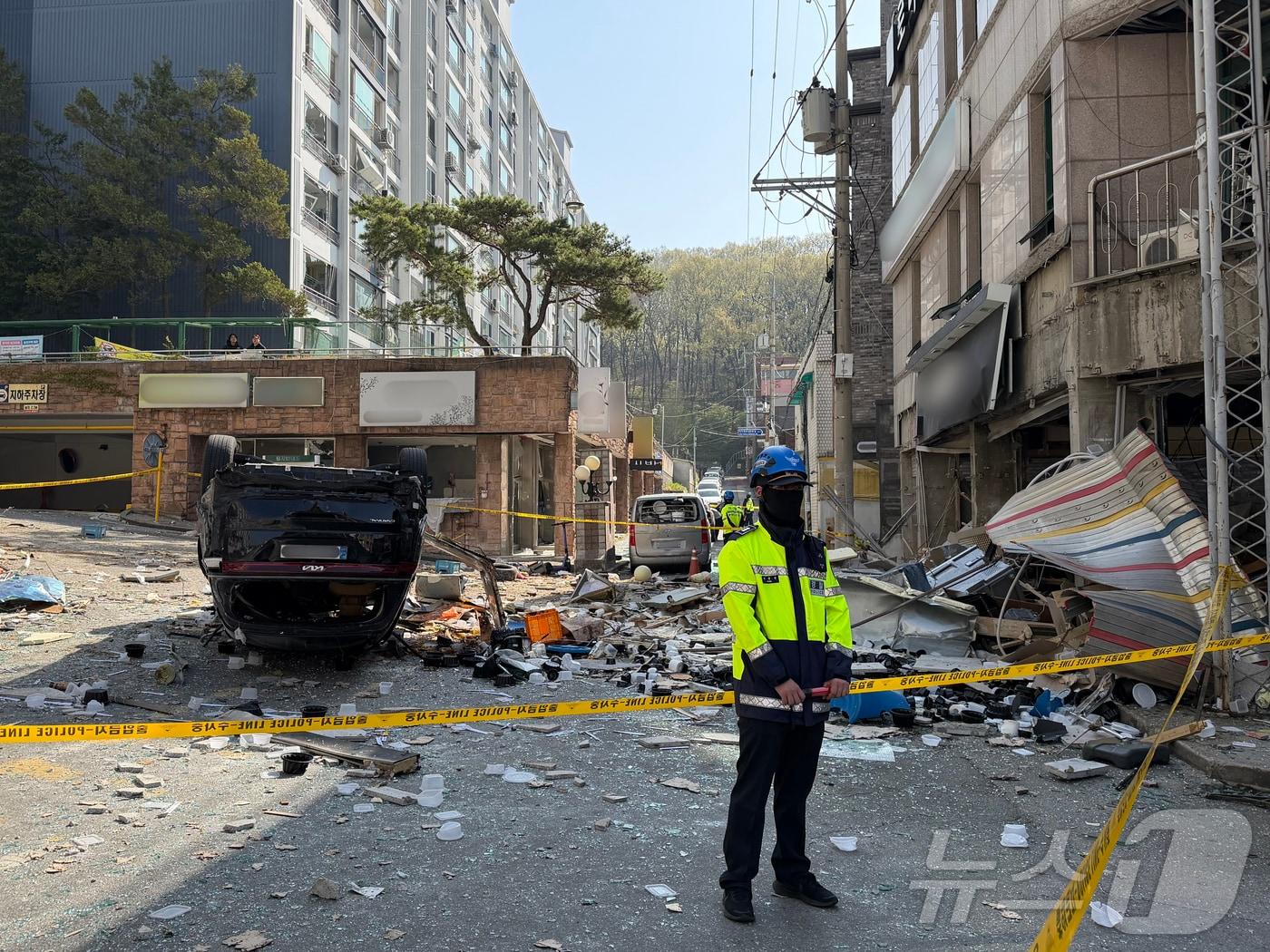 본문 이미지 - 13일 오전 3시 59분쯤 충북 청주시 흥덕구 봉명동의 한 상가 건물에서 가스 누출로 추정되는 폭발 사고가 발생하면서 주민 12명이 다치고 폭발 충격으로 주변 건물 유리창이 파손되고 주차된 차량이 뒤집혔다. 2026.4.13 ⓒ 뉴스1 장예린 기자