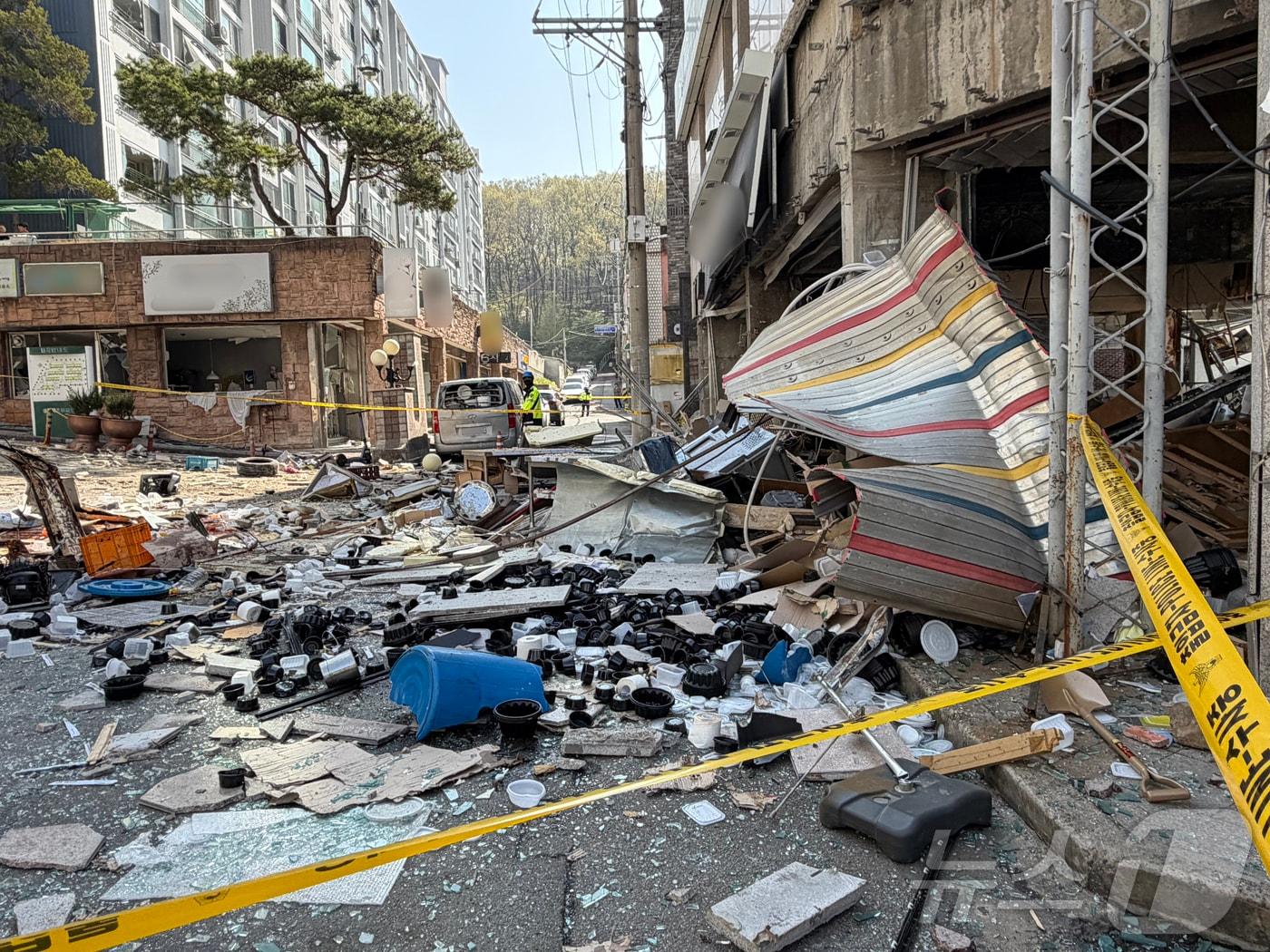 본문 이미지 - 13일 오전 3시 59분쯤 충북 청주시 흥덕구 봉명동의 한 상가 건물에서 가스 누출로 추정되는 폭발 사고가 발생, 주변 건물 유리창이 파손되고 주차된 차량이 뒤집히는 등 아수라장이 돼 있다. 2026.4.13 ⓒ 뉴스1 장예린 기자