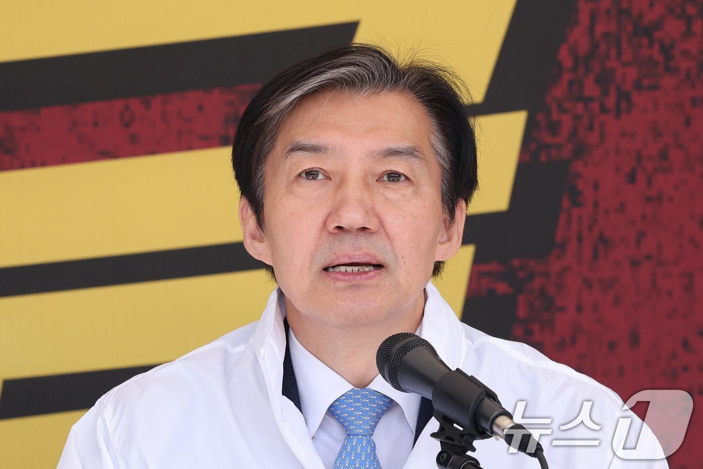 본문 이미지 - 조국 조국혁신당 대표가 지난 13일 서울 여의도 국회 앞 농성장에서 열린 최고위원회의에서 발언하고 있다. 2026.4.13 ⓒ 뉴스1 신웅수 기자