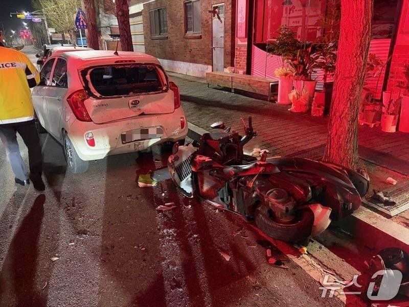 본문 이미지 - 13일 오전 3시께 김제시 신풍동의 한 도로에서 오토바이가 주차돼 있는 경차를 추돌하는 사고가 발생했다.(전북소방본부 제공, 재판매 및 DB금지) 2026.4.13/뉴스1