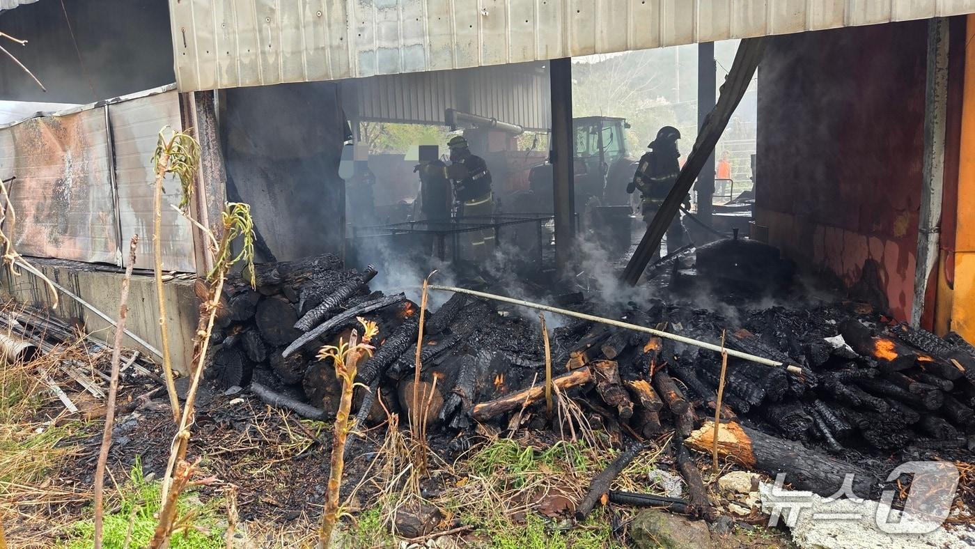 본문 이미지 - 12일 오전 11시 51분쯤 경북 경주시 서면 도계리의 한 농가 창고에서 불이나 소방대원들이진화하고 있다.(경북소방본부 제공. 재판매 및 DB 금지)2026.4.13/뉴스1