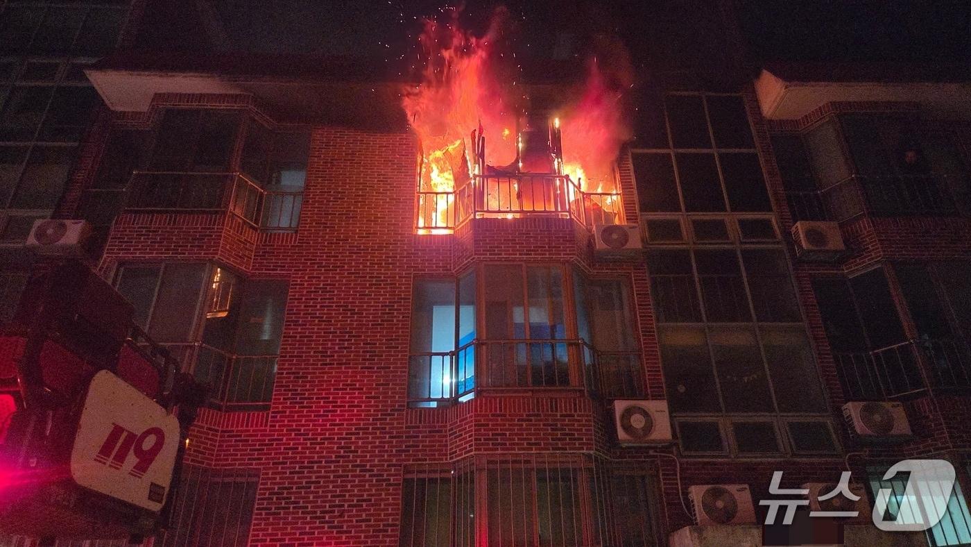 본문 이미지 - 12일 오후 11시59분쯤 경북 경주시 석장동의 원룸에서 불이 화염이 치솟고 있다.(경북소방본부 제공, 재판매 및 DB금지) 2026.4.13/뉴스1 
