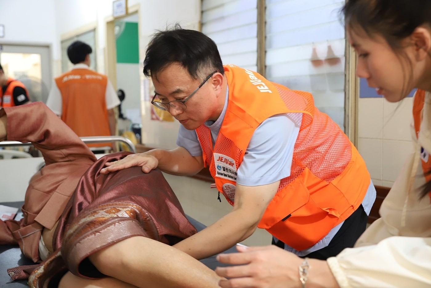 본문 이미지 - 제주항공 임직원과 열린의사회 소속 의료진 등 자원봉사자들이 라오스 방비엥에서 주민들을 진료하고 있다. (제주항공 제공)