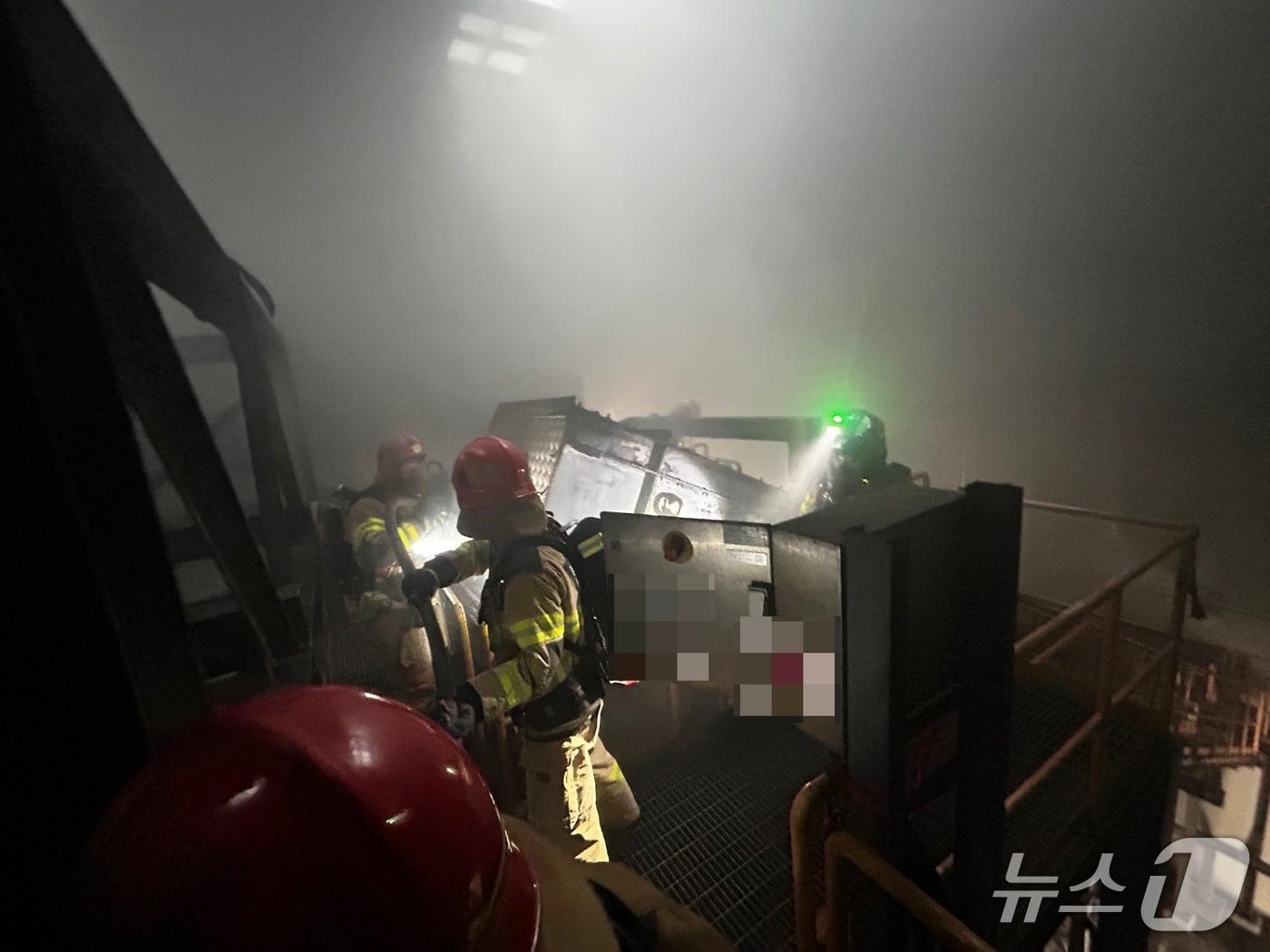 본문 이미지 - 12일 낮 12시 2분쯤 경북 포항시 호동 자원순환시설에서 불이나 소방대원들이 진화하고 있다.(경북소방본부 제공. 재판매 및 DB 금지)2026.4.13/뉴스1