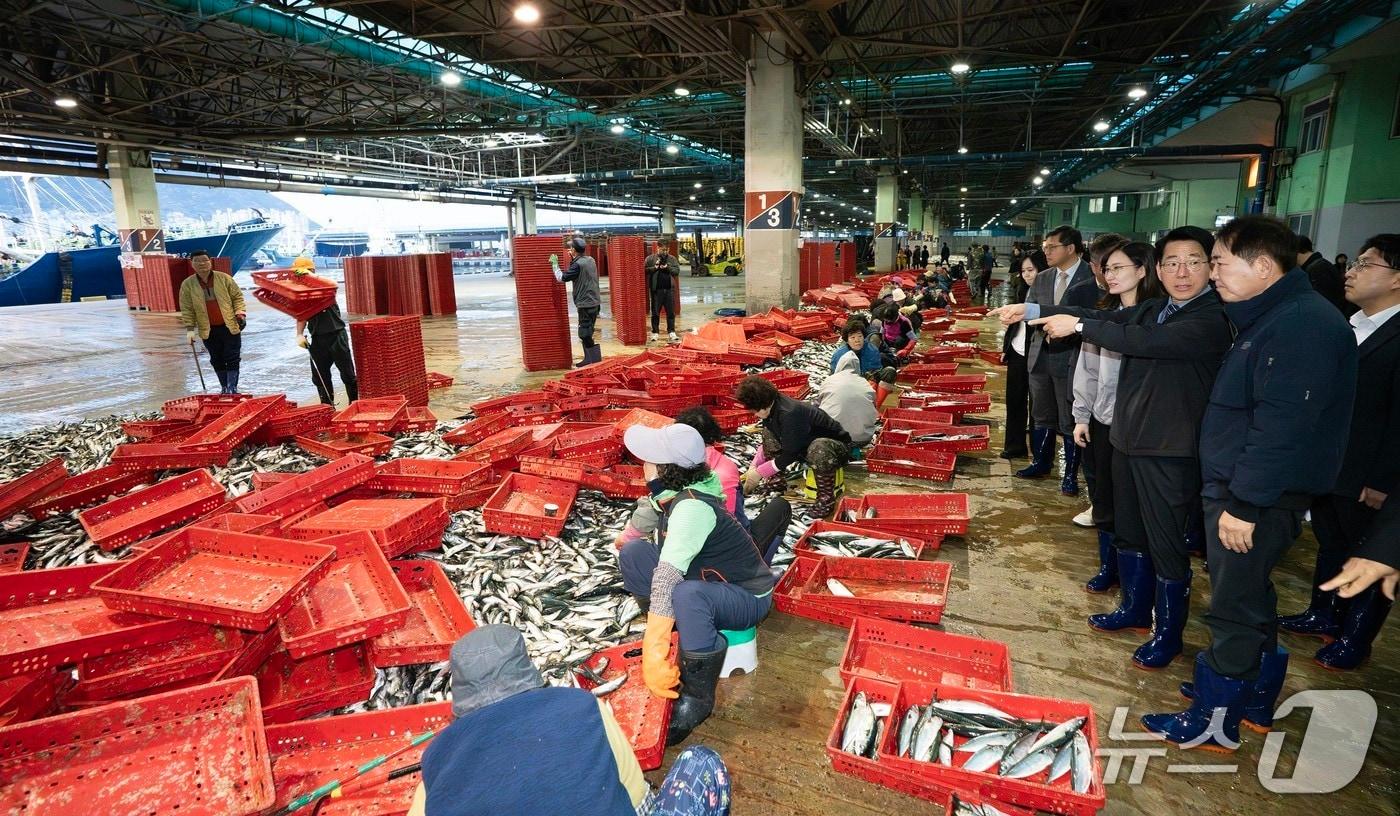 본문 이미지 - 황종우 해양수산부 장관이 13일 부산공동어시장을 찾아 수산물 위판 현황을 살펴보고 있다.(해양수산부 제공)