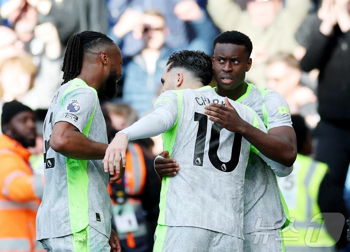 본문 이미지 - 맨체스터 시티가 13일(한국시간) 영국 런던의 스탬퍼드 브리지에서 첼시를 상대로 득점 후 기뻐하고 있다. ⓒ 로이터=뉴스1