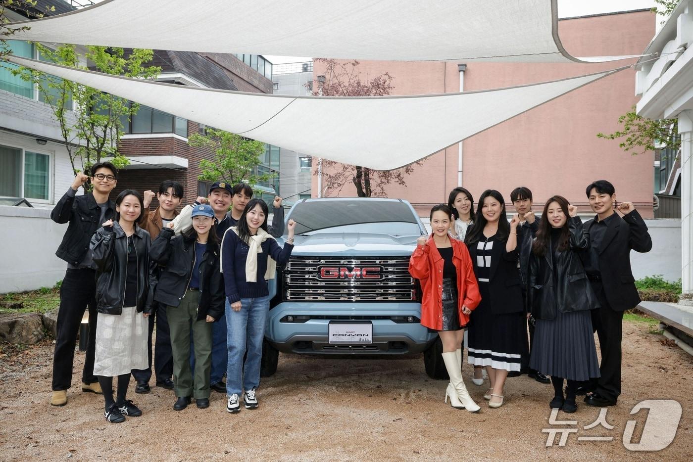 본문 이미지 -  GM 한국사업장이 개최한 크리에이터 파트너십 프로그램 ‘CODE G: Mission X’ 발대식에서 라이프스타일 크리에이터들이 기념 촬영을 하고 있다.(한국GM 제공)