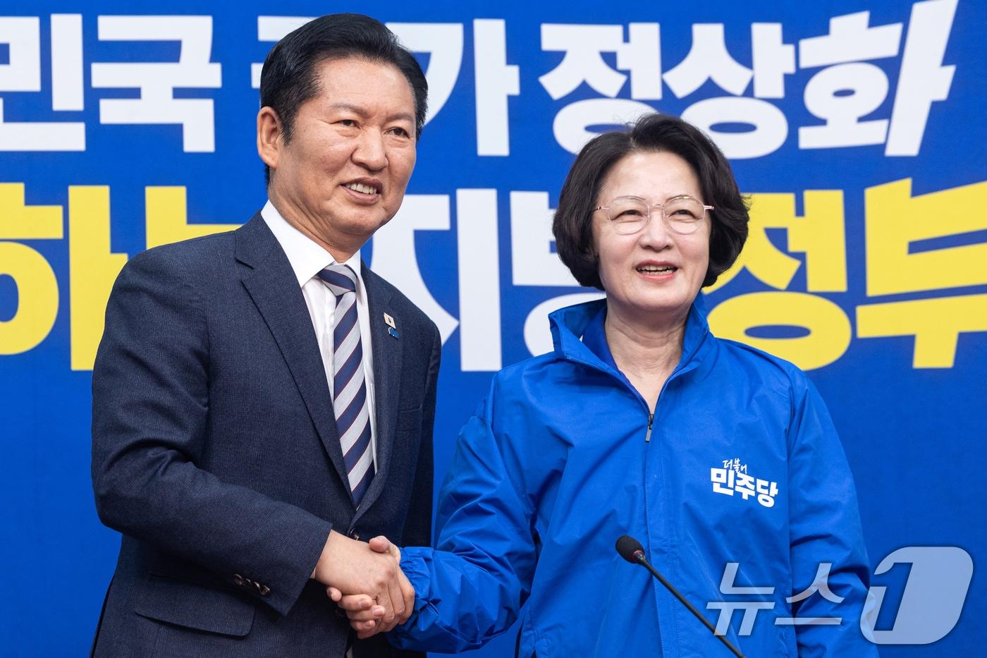 본문 이미지 - 정청래 더불어민주당 대표가 13일 서울 여의도 국회에서 열린 경기도지사 후보 환영식에서 추미애 후보와 기념촬영하고 있다. 2026.4.13 ⓒ 뉴스1 이승배 기자