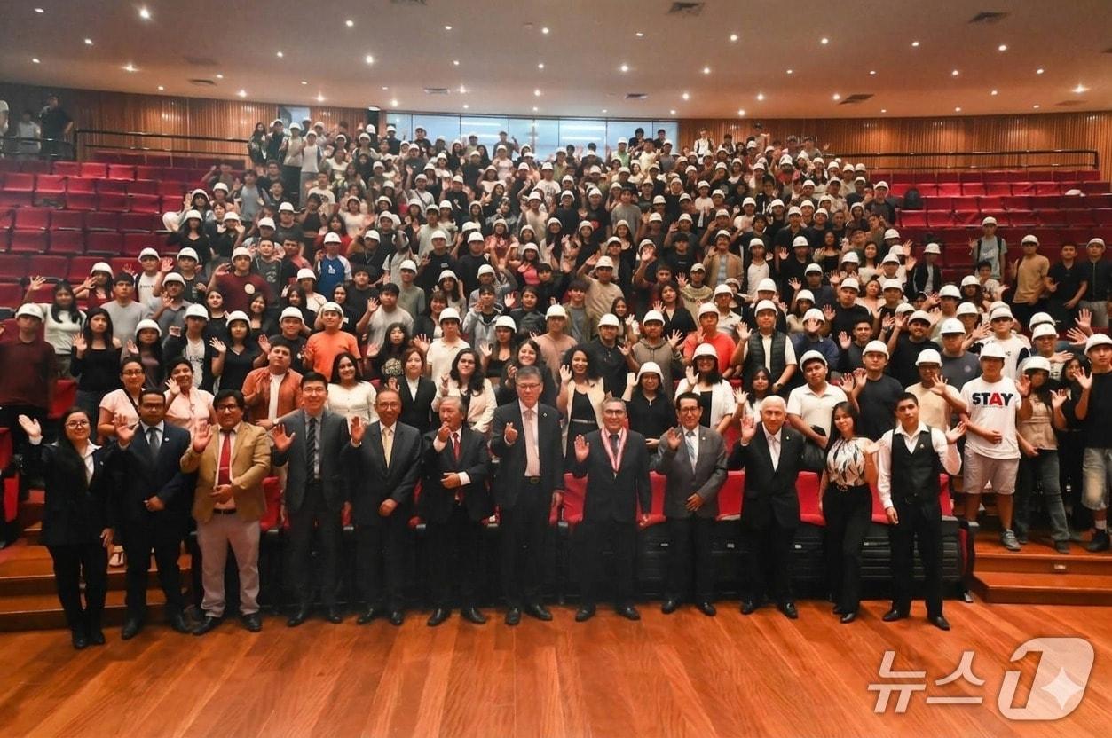 본문 이미지 - 최근 열린 산 마르코스 국립대학교에서 디지털 공급망·물류공학 학과의 첫 입학식에서 신입생과 참석자들이 기념사진을 촬영하고 있다.(인하대 제공. 재배포 및 DB금지)2026.4.13/뉴스1