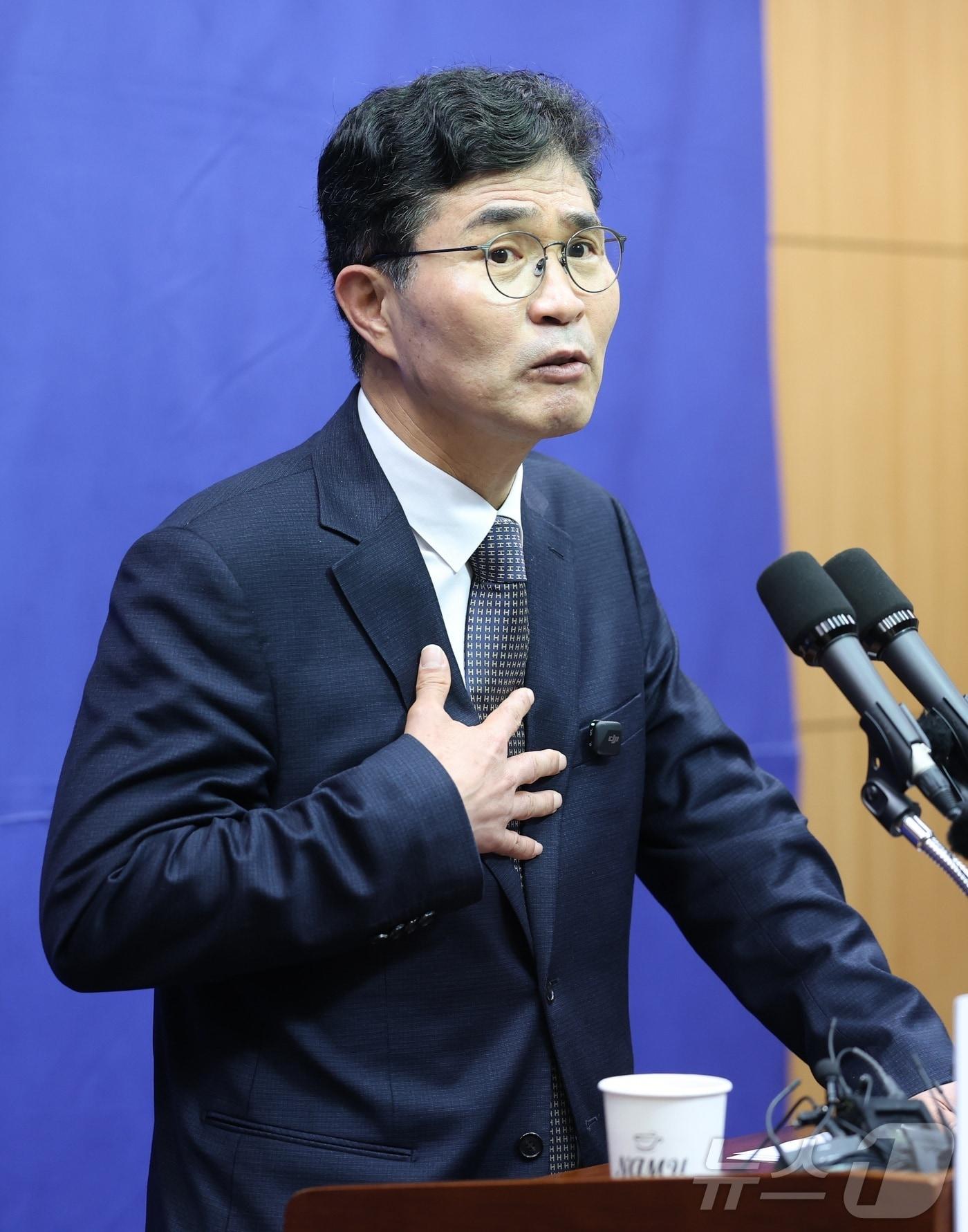 본문 이미지 - 이원택 더불어민주당 전북도지사 후보가 13일 전북 전주시 전북특별자치도의회에서 도지사 후보 확정 관련 기자회견을 열고 질의에 답변을 하고 있다. 2026.4.13 ⓒ 뉴스1 유경석 기자