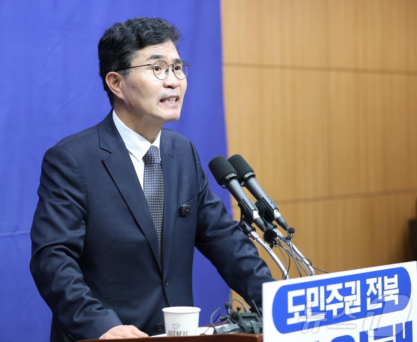 본문 이미지 - 이원택 더불어민주당 전북도지사 후보가 13일 전북 전주시 전북특별자치도의회에서 도지사 후보 확정 관련 기자회견을 열고 질의에 답변을 하고 있다. 2026.4.13 (사진은 기사 내용과 무관함)  ⓒ 뉴스1 유경석 기자