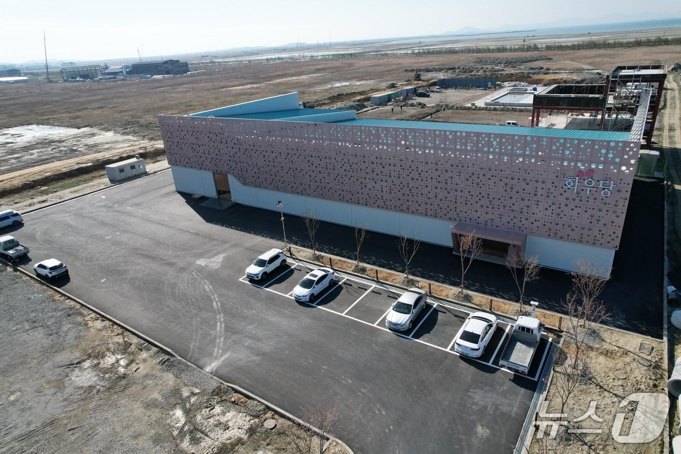 본문 이미지 - 군산 수산식품수출가공종합단지에 준공된 가정간편식 전문기업 화우당.(군산시 제공. 재판매 및 DB 금지)