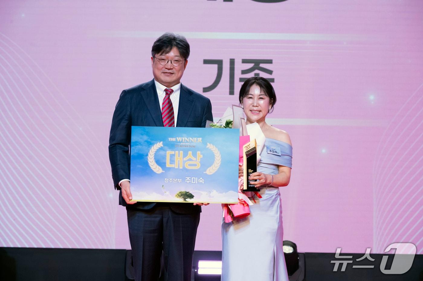 본문 이미지 - 메리츠화재 김중현 대표(왼쪽)와 청주본부 주미숙 지점장(오른쪽)이 지난 9일 열린 '2025 연도대상 시상식'에서 대상 수상 기념촬영을 하고 있다./사진제공=메리츠화재