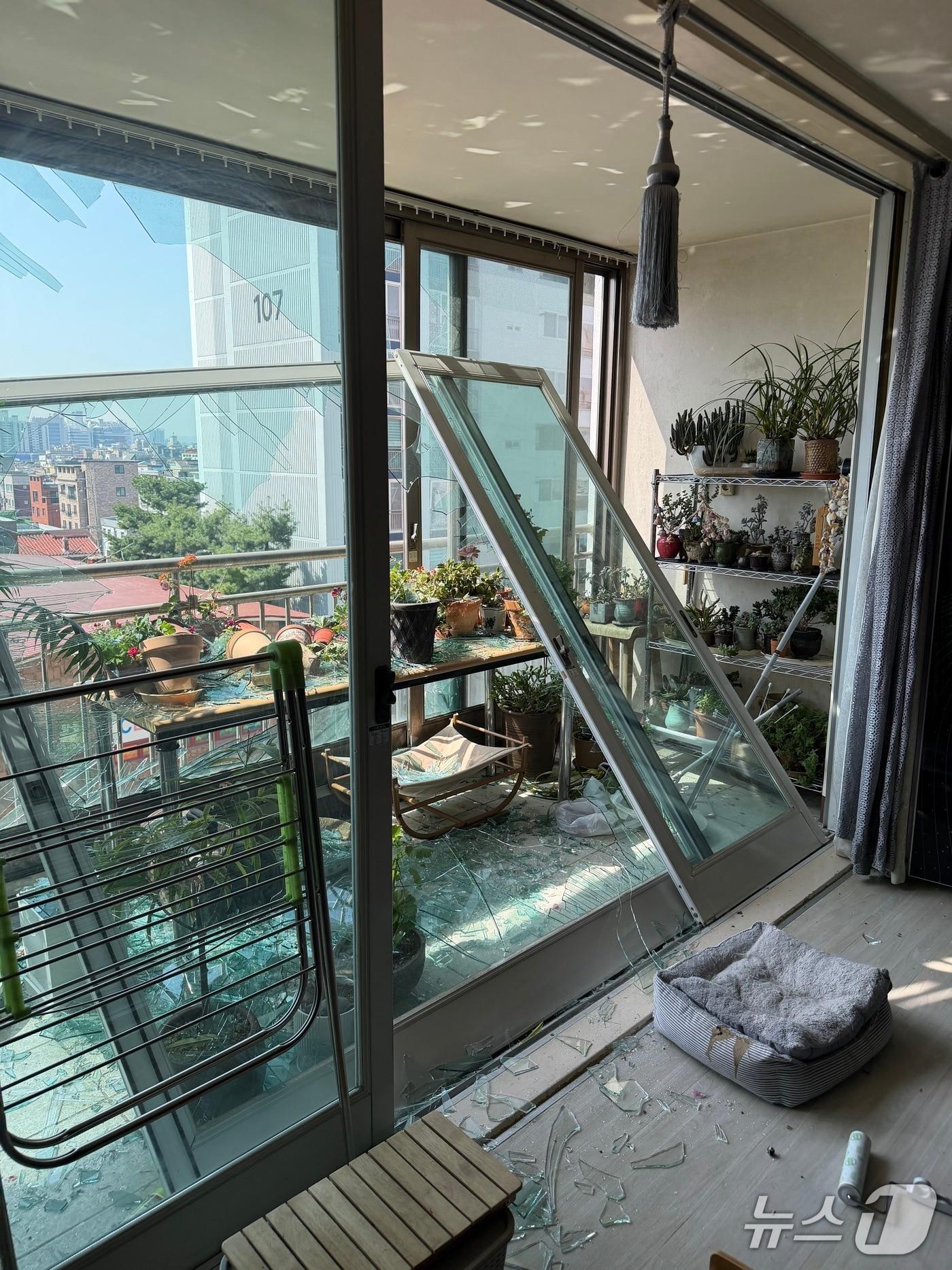 본문 이미지 -  청주 한 식당 가스 누출 폭발 충격으로 인근 아파트 창틀이 떨어져 있다. 2026.4.13 ⓒ 뉴스1 장예린 기자