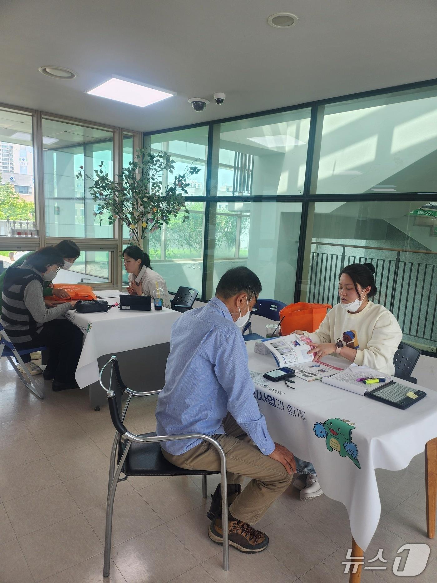 본문 이미지 - 용인시 보건소에서 한 어르신이 건강 관리 상담을 하고 있는 모습.(용인시 제공)