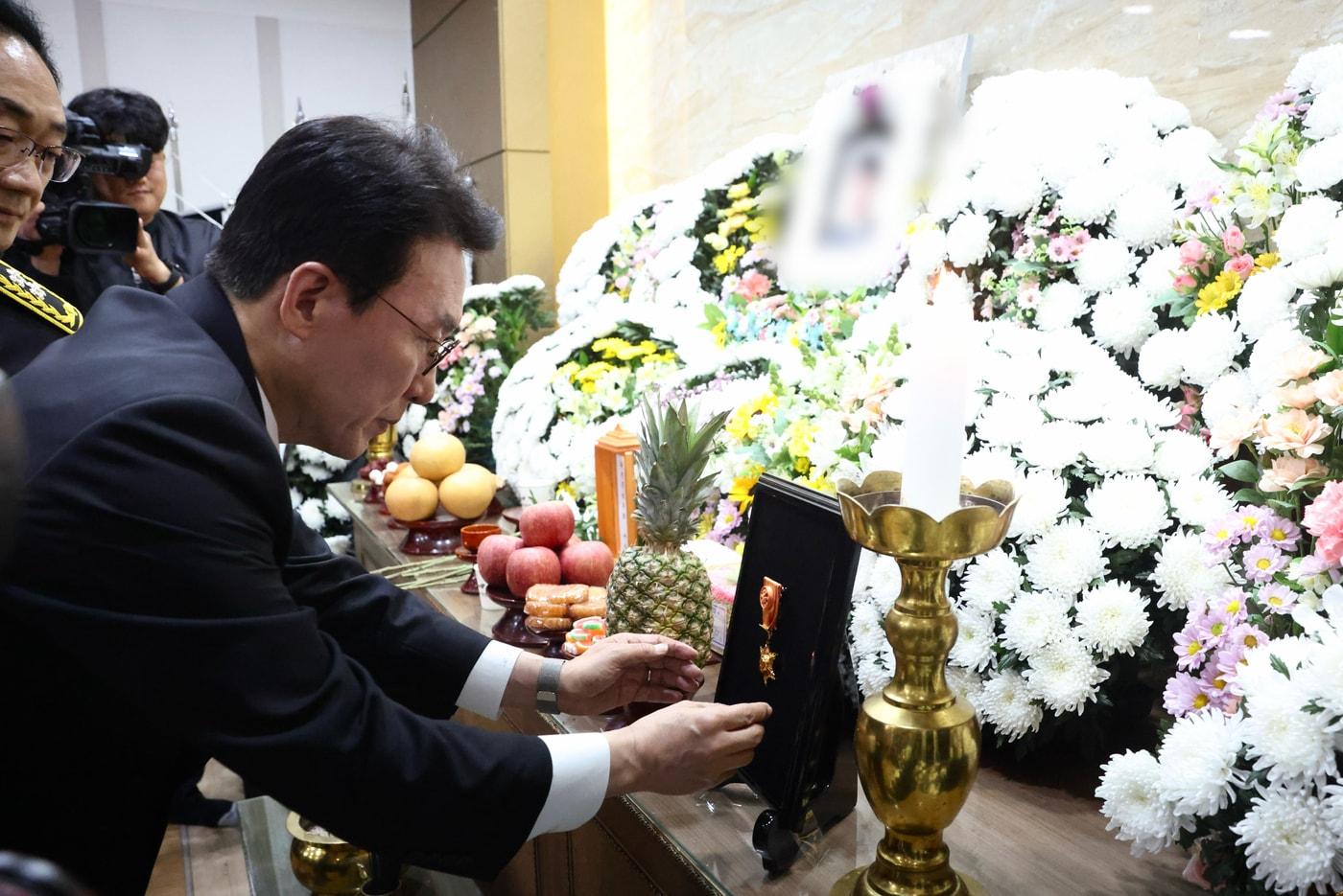 본문 이미지 - 김민석 국무총리가 13일 전남 완도군 냉동창고 화재 현장에서 순직한 소방관 2명의 빈소를 찾아 옥조근정훈장을 추서하고 있다.(국무총리실 제공. 재판매 및 DB금지).2026.04.13