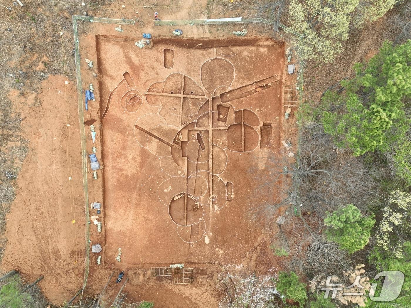 본문 이미지 - 경남 고성군 고성읍 대독리 '고성 만림산 토성' 발굴 조사 현장 전경(경남도 제공. 재판매 및 DB금지)