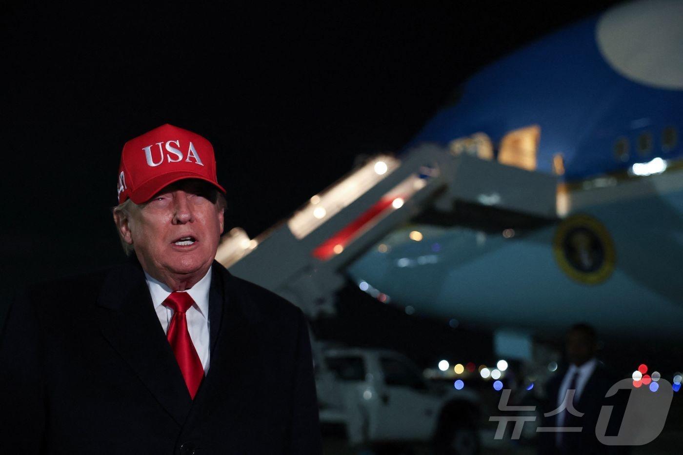본문 이미지 - 도널드 트럼프 미국 대통령이 12일(현지시간) 플로리에서 메릴랜드주 앤드루스 합동기지로 돌아온 뒤 기자들과 대화하고 있다. 2026.4.13. ⓒ 뉴스1 ⓒ AFP=뉴스1