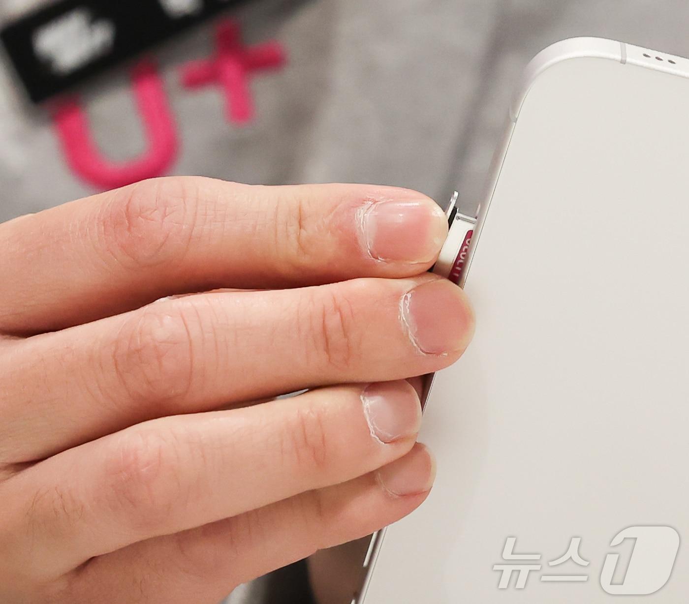 본문 이미지 - 13일 서울 중구 LG유플러스 남대문 직영점에서 한 직원이 유심을 교체하고 있다. LG유플러스는 전 고객을 대상으로 유심 무상 교체와 소프트웨어 업데이트를 시작했으며 가입자 식별번호(IMSI) 체계에 난수를 도입하는 보안 강화 조치를 적용할 계획이다. 2026.4.13 ⓒ 뉴스1 이종수 인턴기자