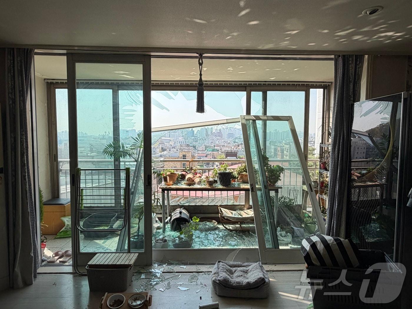 본문 이미지 - 13일 충북 청주시 흥덕구 봉명동 상가에서 발생한 가스 누출 폭발 사고 충격으로 인근 아파트 창틀이 떨어져 나가 있다. 2026.4.13 ⓒ 뉴스1 장예린 기자