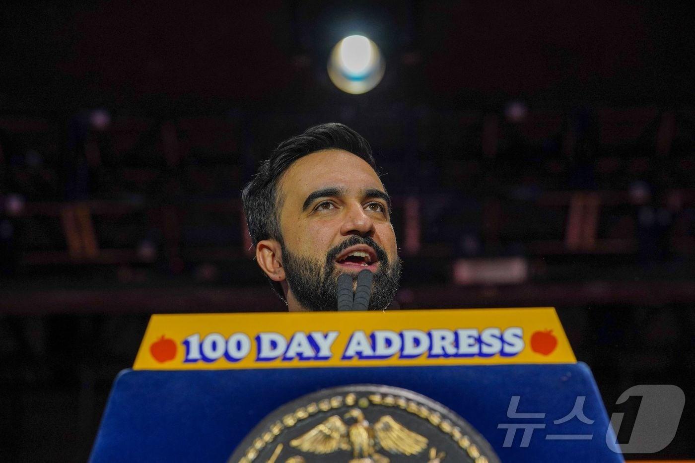 본문 이미지 - 조란 맘다니 미국 뉴욕시장이 12일(현지시간) 취임 100일 집회에서 연설하고 있다. 2026.4.12 ⓒ AFP=뉴스1