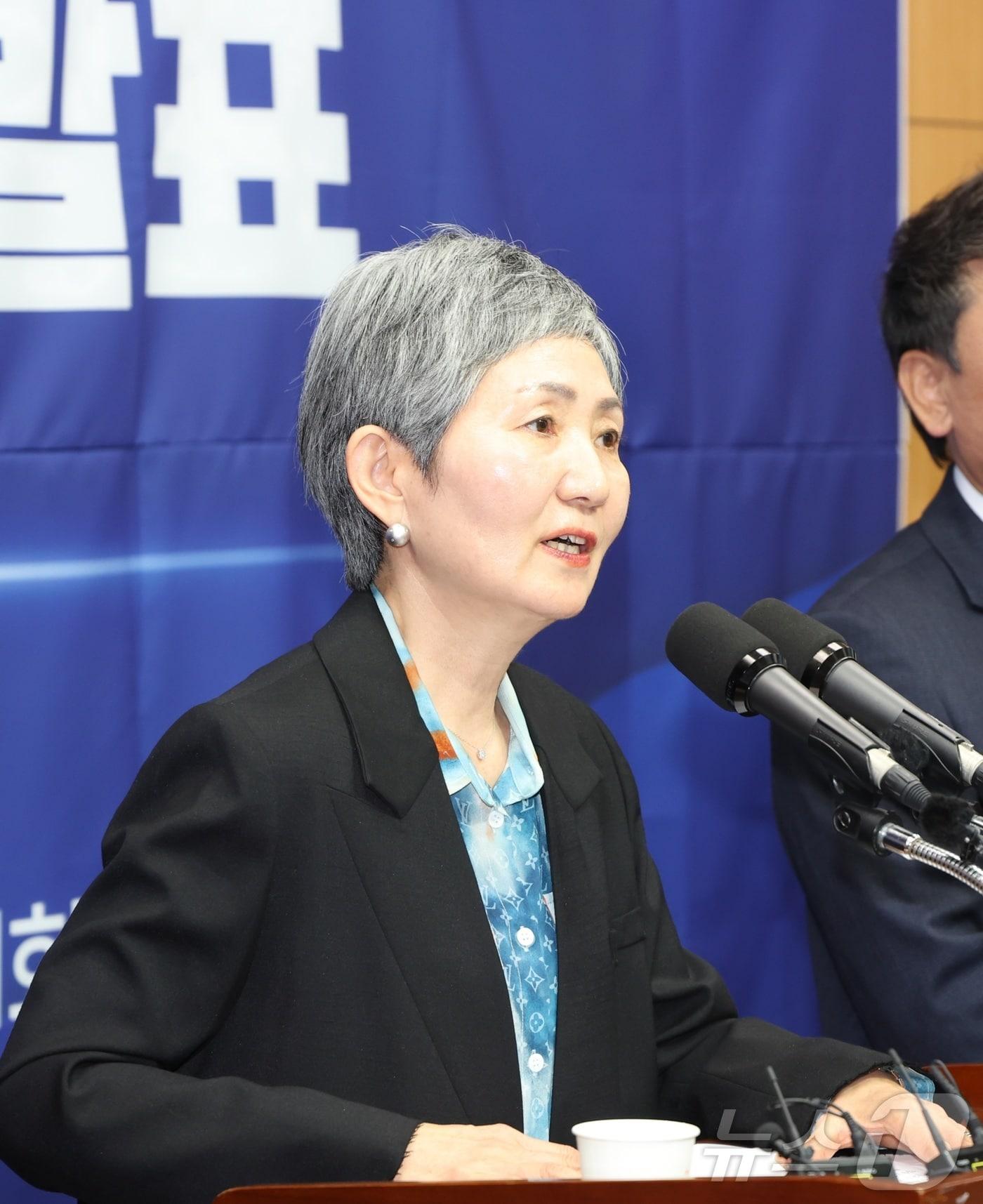 본문 이미지 - 박영자 더불어민주당 전북특별자치도당 선거관리위원장이 13일 전북 전주시 전북특별자치도의회에서 본경선 결과 발표를 하고 있다. ⓒ 뉴스1 유경석 기자