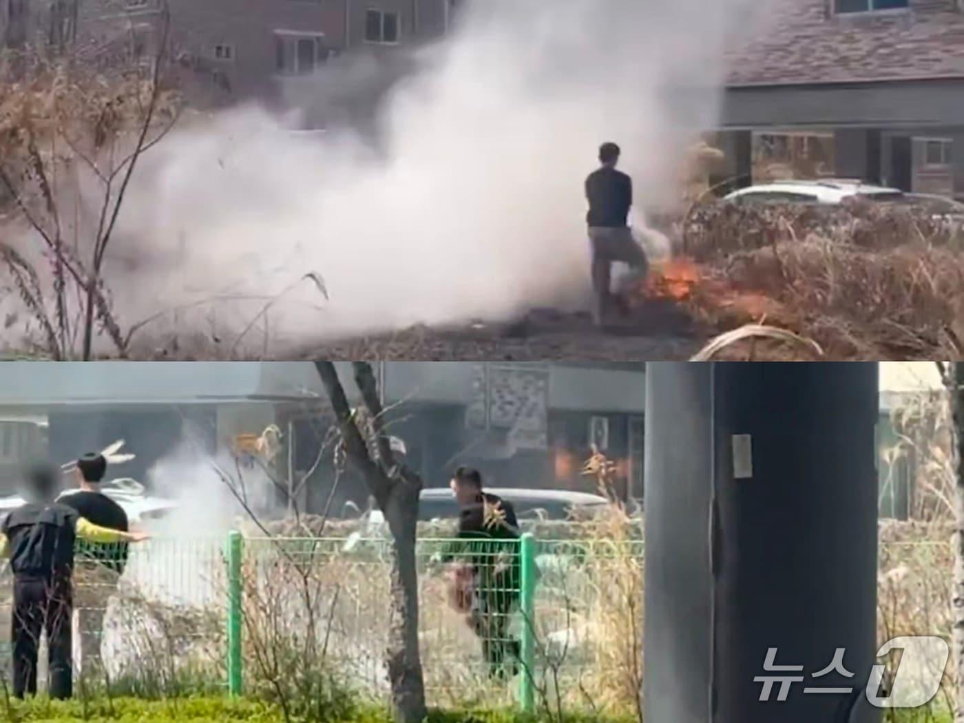 본문 이미지 - 2일 낮 12시 13분께 전북 전주시 완산구 효자동의 한 공터에서 불이나 인근을 지나던 경찰관 3명이 불을 끄고 있다.(전북경찰청 제공. 재판매 및 DB금지)