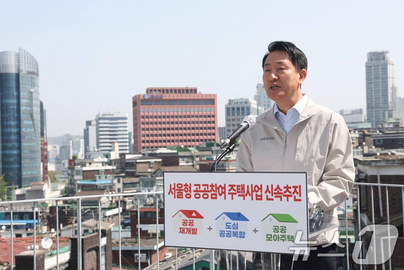 본문 이미지 - 오세훈 서울시장이 13일 서울 마포구 강북노동자복지관에서 아현 1구역 공공재개발 추진 현황 및 서울형 공공참여 주택사업 신속 추진 방안에 대해 발언하고 있다. 2026.4.13 ⓒ 뉴스1 임지훈 인턴기자