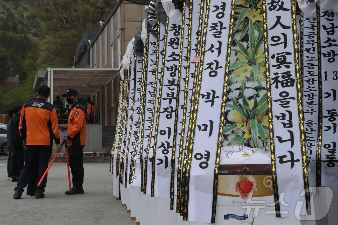본문 이미지 - 13일 전남 완도군 완도읍 한 장례식장 앞에 냉동창고 화재를 진화하다 순직한 소방대원을 위한 근조화환이 놓여있다. 2026.4.13 ⓒ 뉴스1 조수민 수습기자