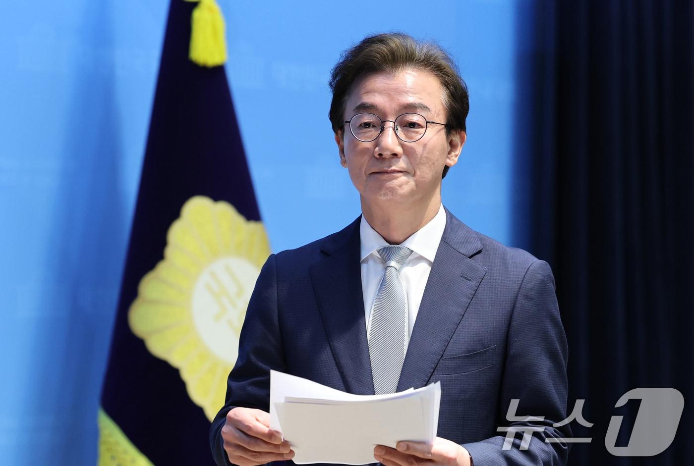 본문 이미지 - 전재수 더불어민주당 부산시장 후보가 13일 서울 여의도 국회에서 기자회견을 마친 후 소통관을 나서고 있다. 2026.4.13 ⓒ 뉴스1 신웅수 기자