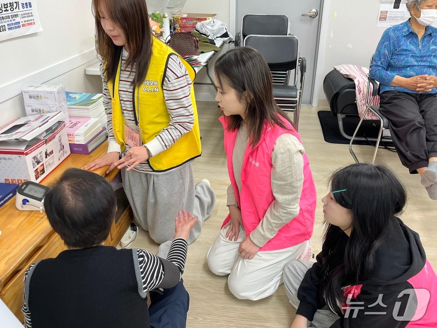 본문 이미지 - 강릉시 청소년자원봉사단 꿈나눔꾼 2기 경로당 봉사활동.(강릉시 제공, 재판매 및 DB 금지)