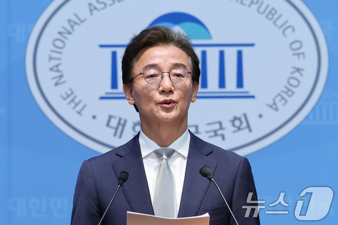 본문 이미지 - 전재수 더불어민주당 부산시장 후보가 13일 서울 여의도 국회 소통관에서 기자회견을 하고 있다. 2026.4.13 ⓒ 뉴스1 신웅수 기자