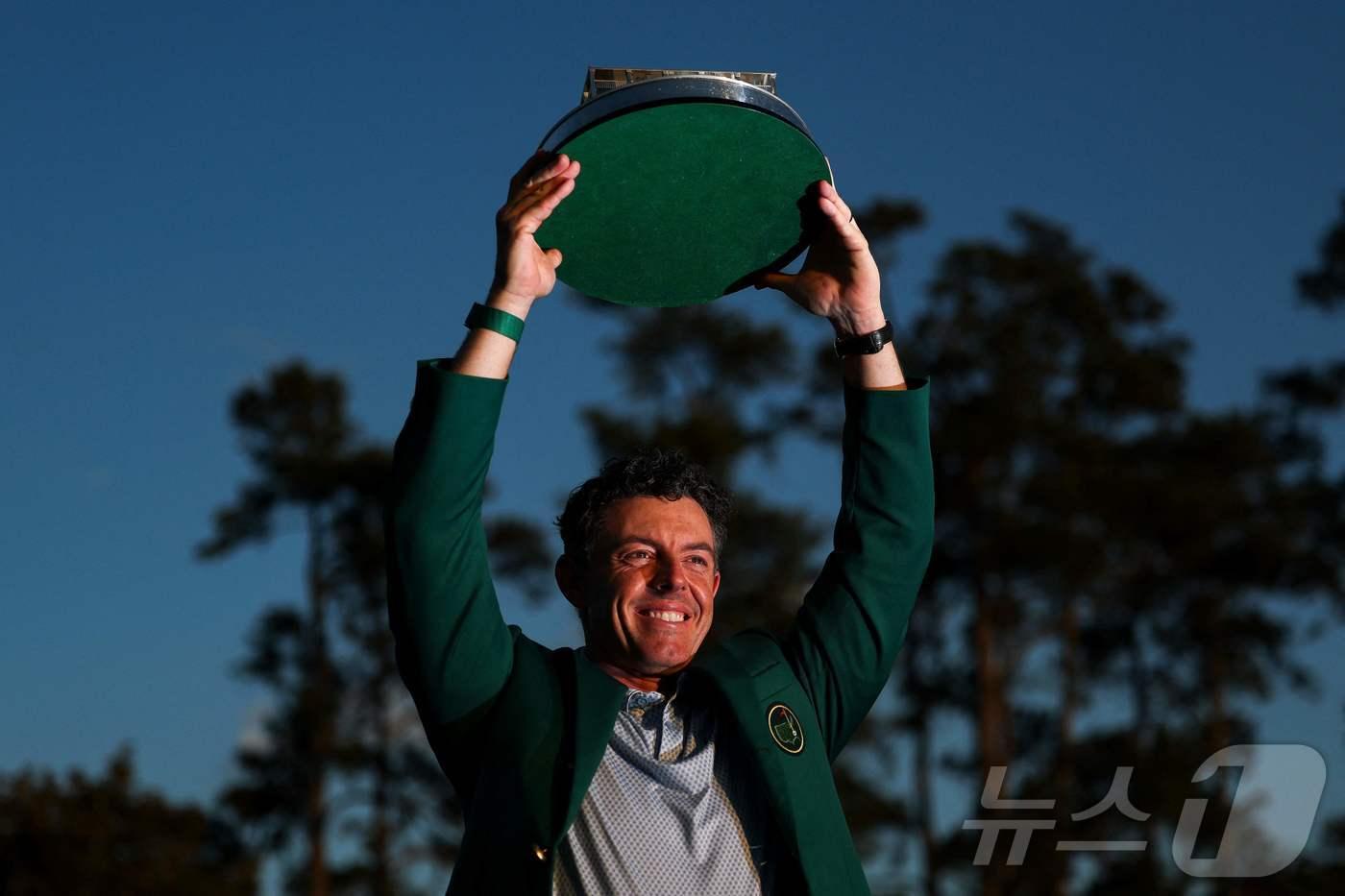 본문 이미지 - 마스터스 2연패에 성공한 로리 매킬로이.  ⓒ AFP=뉴스1