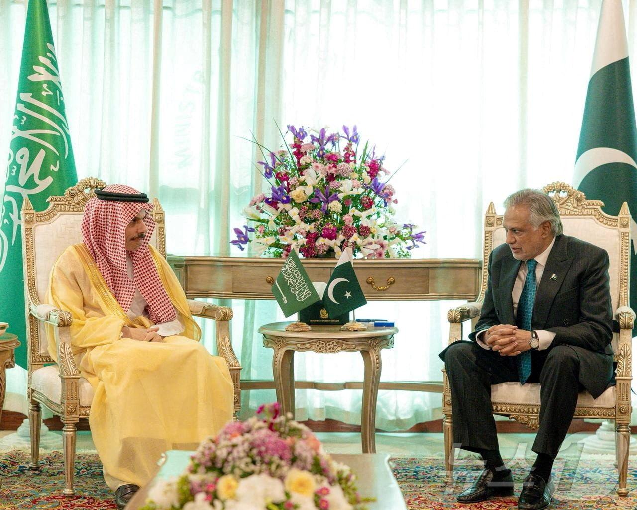 본문 이미지 - 사우디아라비아의 파이살 빈 파르한 외무장관(왼쪽)이 2026년 3월 29일 파키스탄 이슬라마바드 외교부에서 모하마드 이샤크 다르 파키스탄 부총리 겸 외무장관과 회담하고 있다. 이날 파키스탄은 사우디, 이집트, 튀르키예 외무장관들을 초청해 미국·이스라엘과 이란 간 갈등 속에서 지역 긴장 완화를 논의하는 회담을 주최했다.2026.03.29.ⓒ 로이터=뉴스1