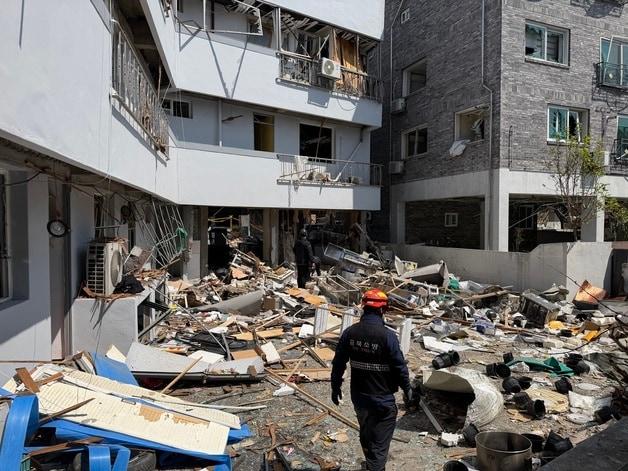 본문 이미지 - 13일 오전 3시 59분쯤 충북 청주시 흥덕구 봉명동의 한 상가 건물에서 가스 누출로 추정되는 폭발 사고가 발생 했다. 2026.4.13 ⓒ 뉴스1 장예린 기자