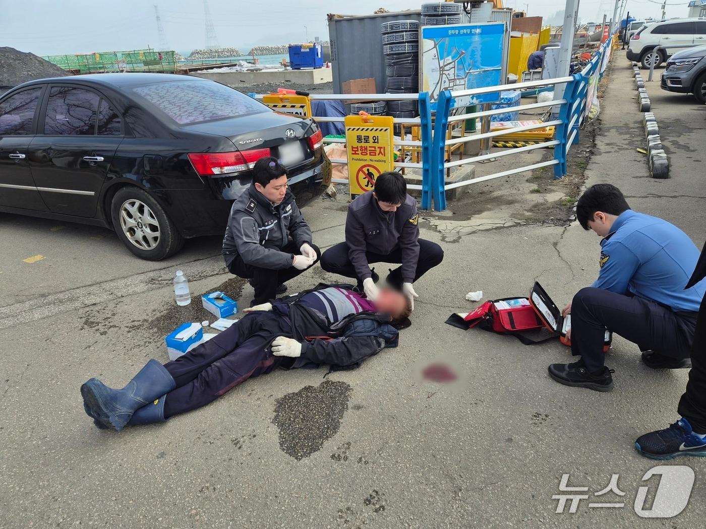 본문 이미지 - 응급처치 현장(인천해양경찰서 제공/뉴스1)