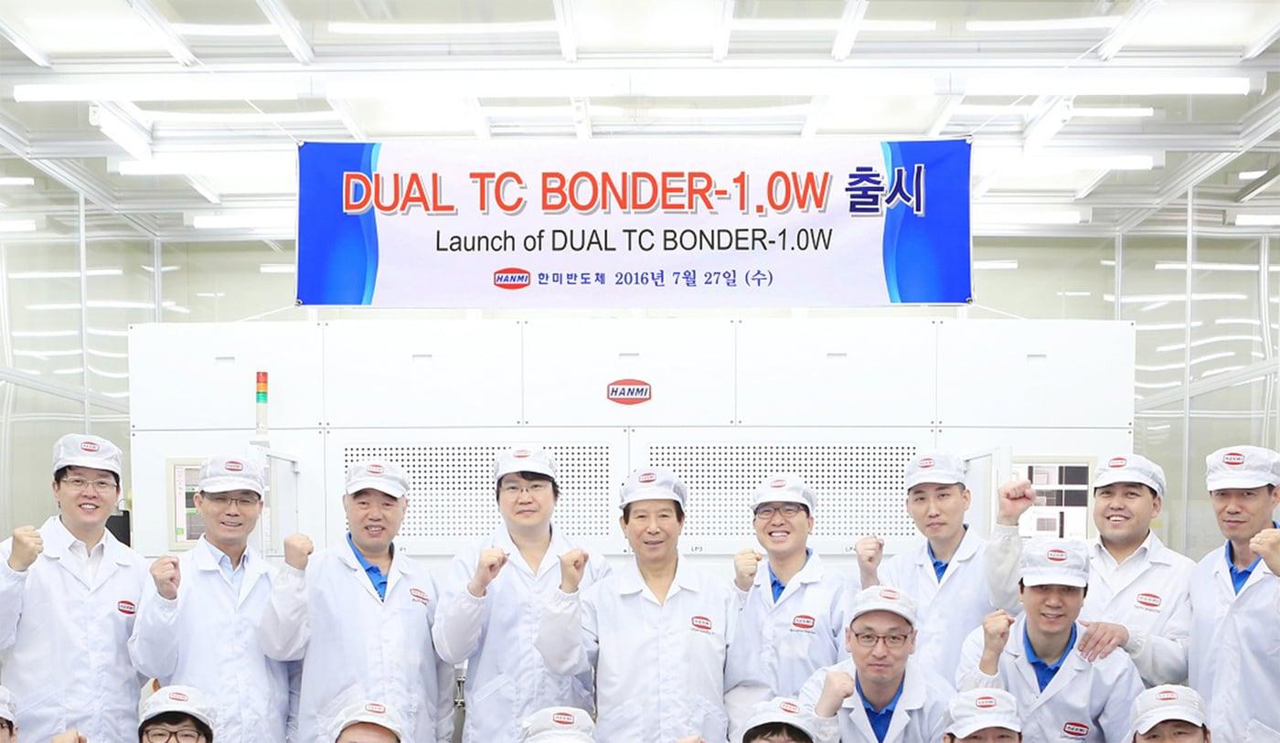 본문 이미지 - 곽동신 회장(가운데)과 창업자인 故 곽노권 회장이 2016년 7월 27일 세계 최초로 개발한  '듀얼 TC 본더'(DUAL TC BONDER) 출시 기념촬영을 하고 있는 모습.(한미반도체제공)