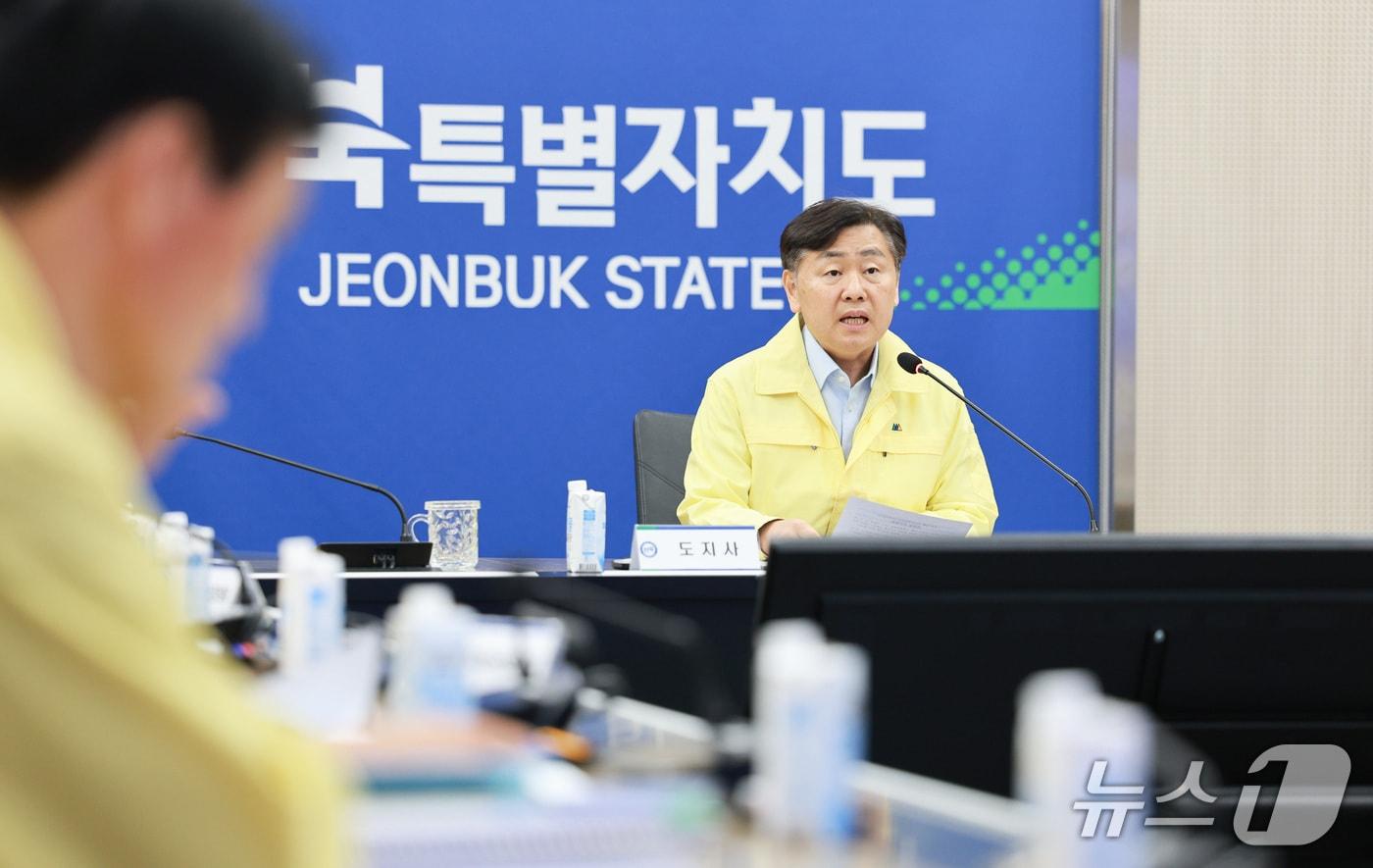 본문 이미지 - 13일 전북도청에서 김관영 도지사 주재의 '도-시군 중동상황 비상경제대응TF 영상회의'가 개최된 가운데 김관영 도지사가 중동발 경영위기 기업에 대한 지방세 세정지원 등을 강조하고 있다.(전북도 제공. 재판매 및 DB금지)/뉴스1