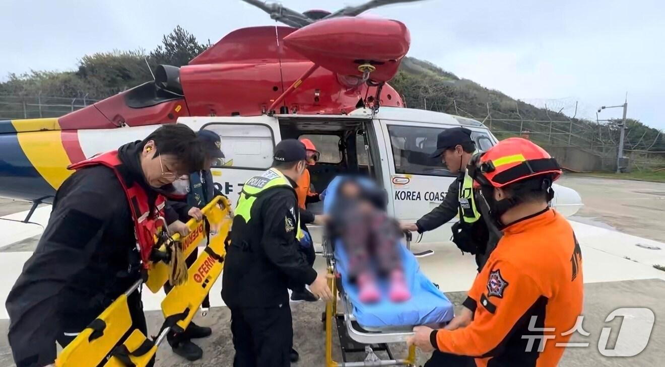 본문 이미지 - 여수해경이 헬기를 이용해 응급환자를 이송하고 있다. (여수해경 제공. 재판매 및 DB금지)