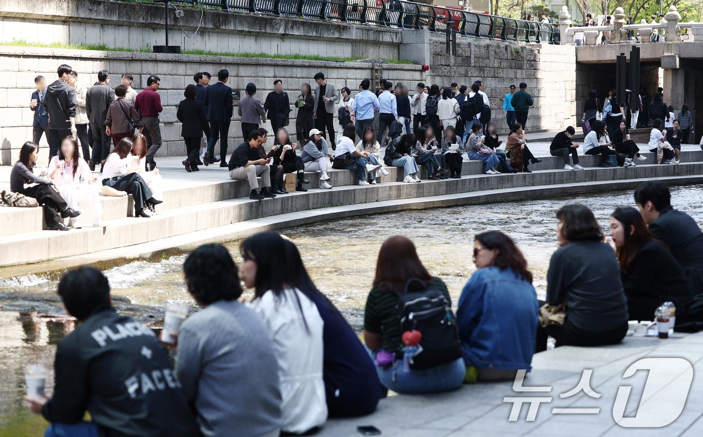 본문 이미지 - 서울 낮 최고 기온이 20도 중반 까지 오르는 등 초여름 날씨를 보인 13일 서울 청계천에서 시민들이 여유로운 시간을 보내고 있다. 2026.4.13 ⓒ 뉴스1 김민지 기자